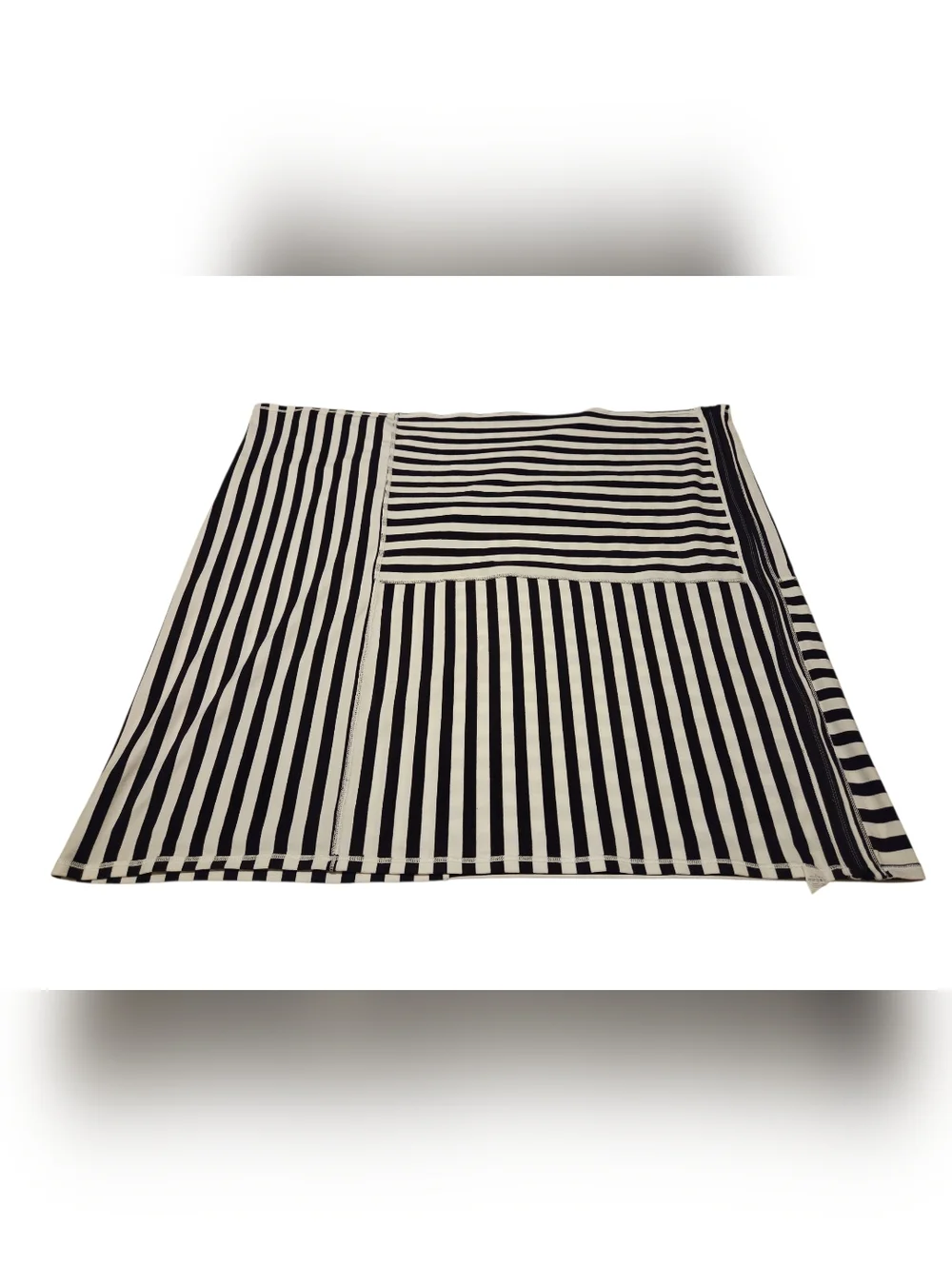 Women’s O/S Lululemon Apex Black/White Stripe With Gold Zip Vinyasa Scarf
